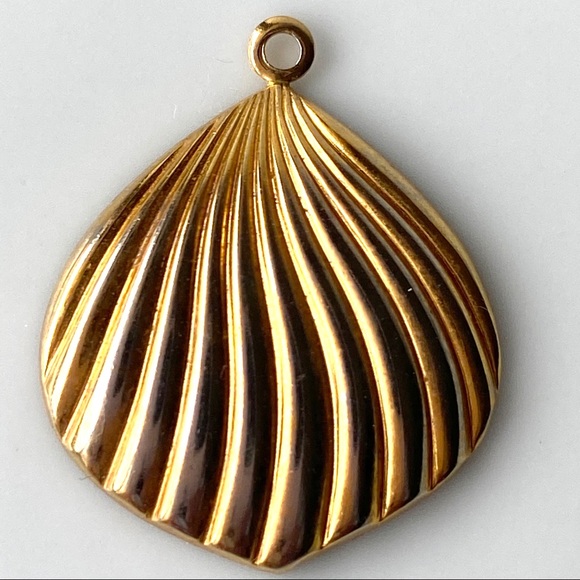 ⚡️Host Pick⚡️Gold Plated Seashell Pendant - Picture 2 of 6